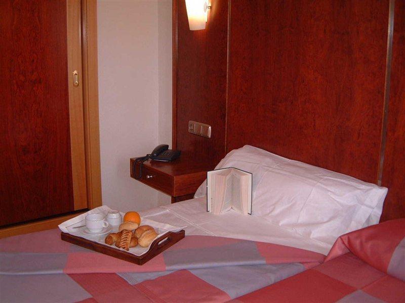 เอ็น.ซีเอช Hotel ตอร์เรโมลิโนส ภายนอก รูปภาพ